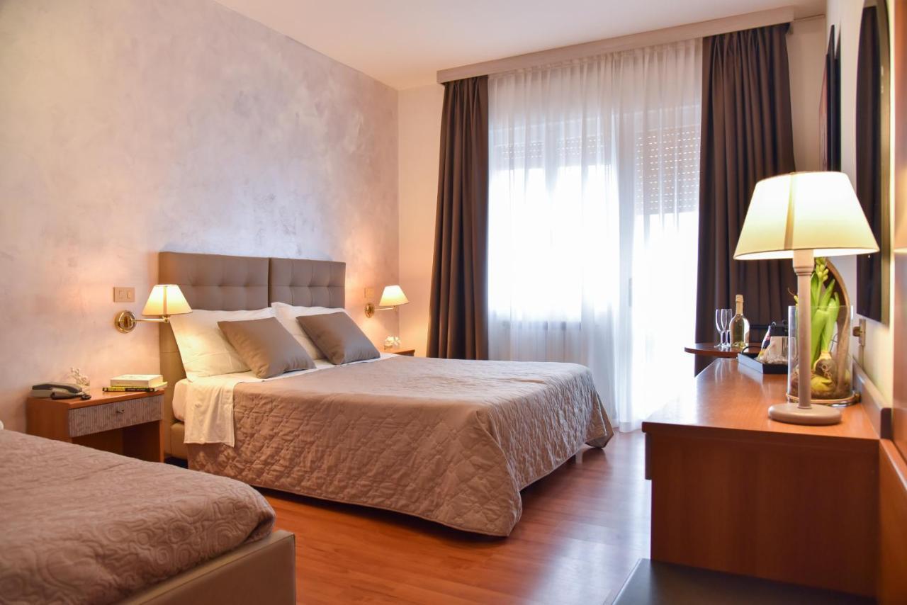 Hotel Crystal Каорле Экстерьер фото