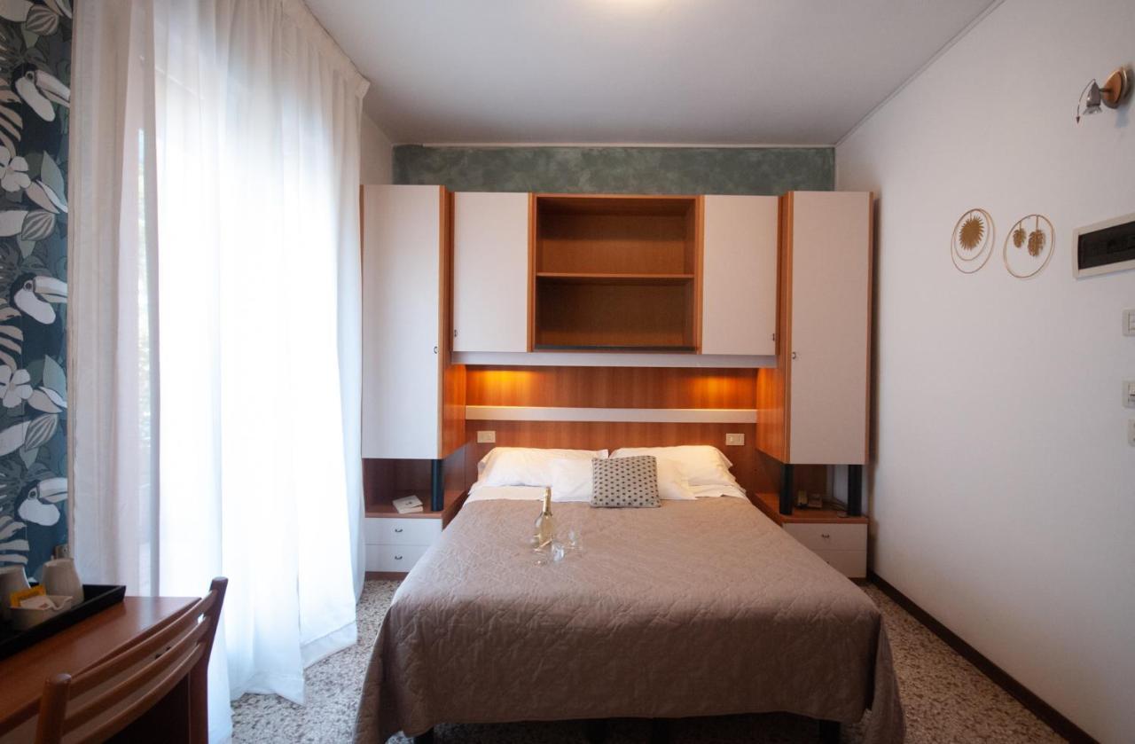 Hotel Crystal Каорле Экстерьер фото