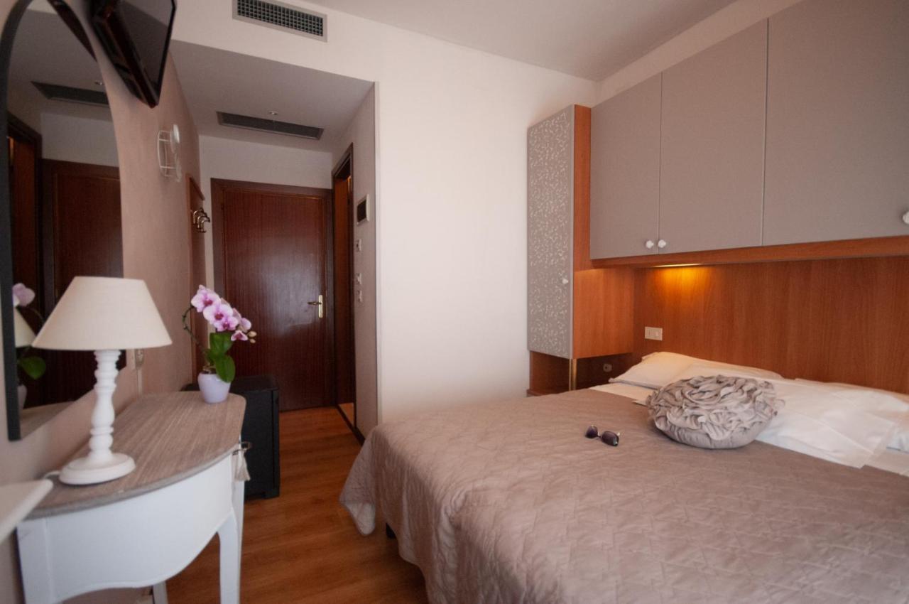 Hotel Crystal Каорле Экстерьер фото