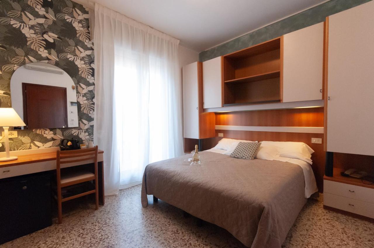 Hotel Crystal Каорле Экстерьер фото