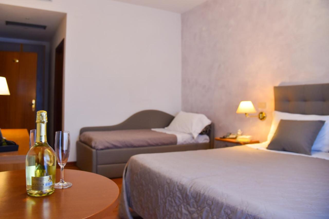 Hotel Crystal Каорле Экстерьер фото