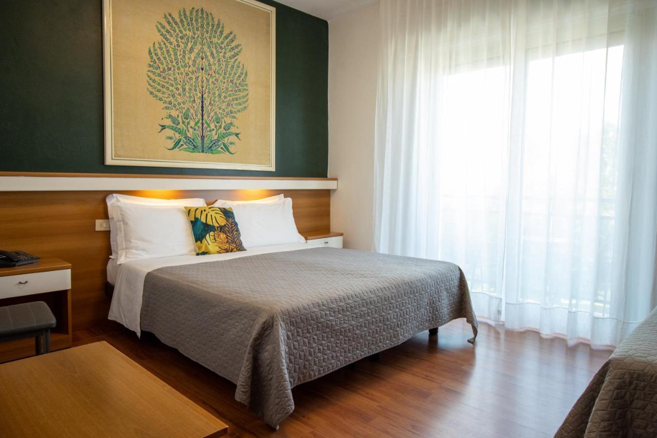 Hotel Crystal Каорле Экстерьер фото