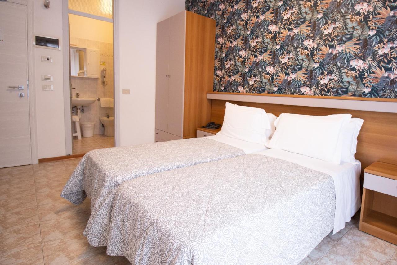 Hotel Crystal Каорле Экстерьер фото