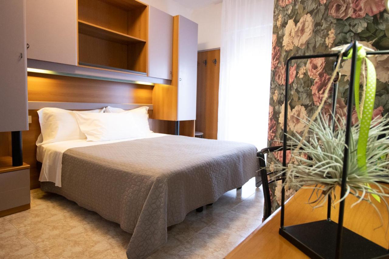 Hotel Crystal Каорле Экстерьер фото