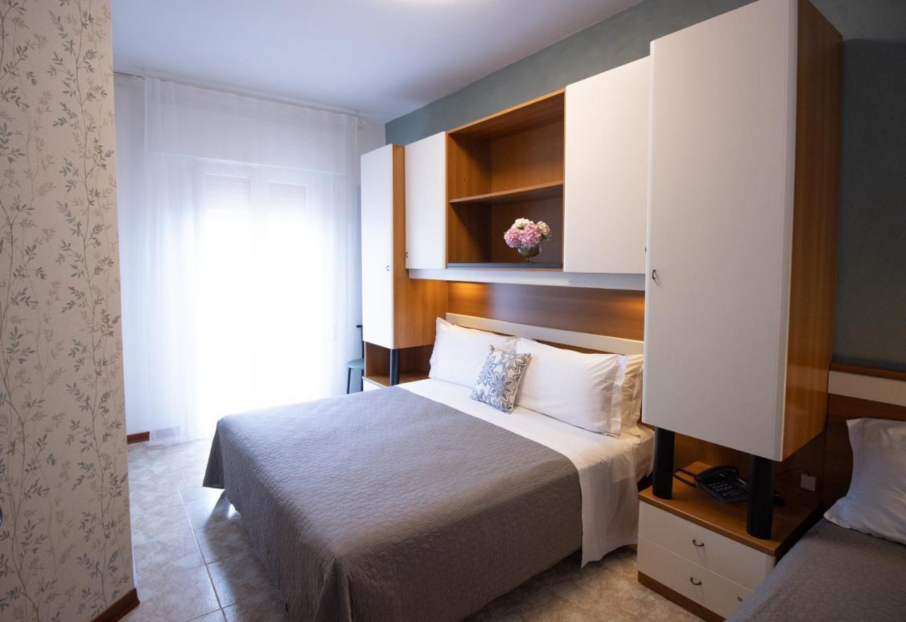 Hotel Crystal Каорле Экстерьер фото